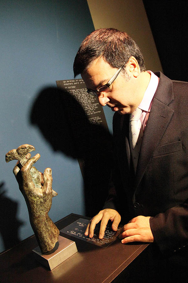 Replica de la mano de bronce romana hallada en Lucentum