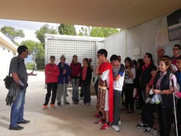 Bienvenida del director del MARQ a un grupo de visitantes al yacimiento del Tossal de Manises